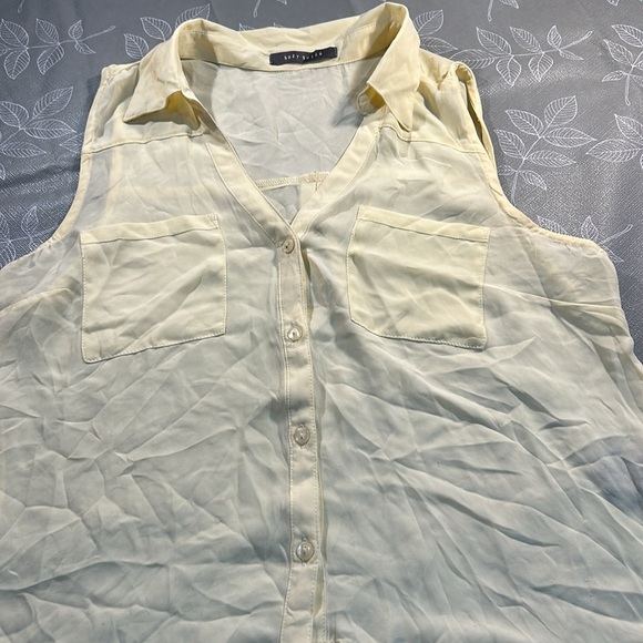 Ladies Suzy Shier Button Up Top. - Picture 2 of 9